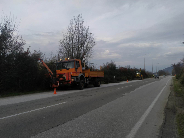 Ηλεκτρολογικές εργασίες και περιποίηση θάμνων στο οδικό δίκτυο της ΠΕ Καβάλας