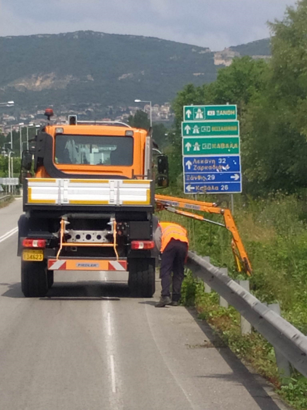 Πυρετωδώς συνεχίζονται οι εργασίες καλλωπισμού και βελτίωσης σε τμήματα του οδικού δικτύου της Π.Ε. Καβάλας